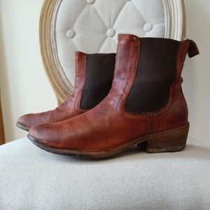 LAST CHANCE!! Frye Carson chelsea boots size 7